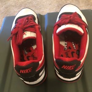 Women sz 7 Valentine’s Nike